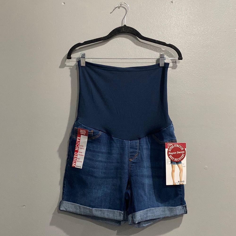 S.O.N.G Maternity Curvy Shorts Size Medium